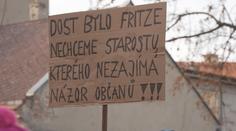Rodiče v Holešově se bouří proti slučování škol. Chtějí odvolání starosty