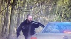 Mladý řidič prorazil policejní zátaras, prostříleli mu auto! VIDEO