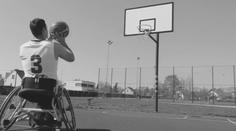 Borec na konec: Handicapovaný basketbalista střílí jeden koš za druhým