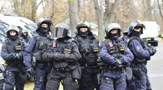 Při derby byli zraněni nevinní a nezletilí fanoušci, píše Tvrdík. Policie se brání