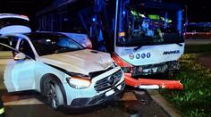 Hromadná nehoda autobusu a tří aut v Praze. Čtyři lidé jsou zranění