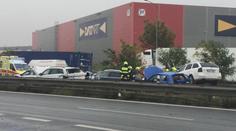 Na Pražském okruhu nabouralo pět aut, předtím se tam převrátil kamion