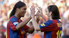 Messi a Ronaldinho se potkali v Paříži. Jejich společné objetí dojímá fanoušky