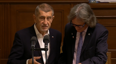 Babiš ve Sněmovně dotáhl poslance za SPD k pultu. Omluvte se dámám, vyzval ho