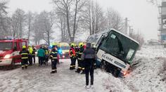 V Česku začalo sněžit a hned se bourá. Při nehodě zemřel řidič