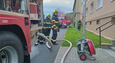 Požár bytu na Sokolovsku: Muž se před plameny schoval na balkon, sedm lidí evakuovali