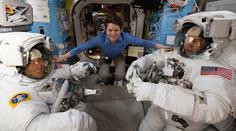ŽIVĚ: Astronauti jsou mimo ISS, v kosmu stráví 6,5 hodiny