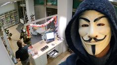 VIDEO: Muž v masce hackerů přepadl lékárnu v Bohumíně