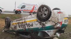 Policisté jeli k zásahu. Silný vítr jejich auto převrátil na střechu