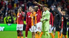 Zidanovka, dvoje nůžky a tyč. Fanoušci se baví akcí Galatasaraye