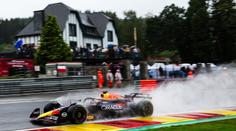 Verstappen na mokru deptal soupeře. Pole position pro Leclerca