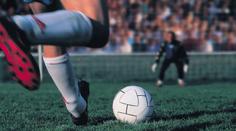 Oslava k smíchu. Fotbalista chtěl napodobit Ronalda, kuriózně se zranil