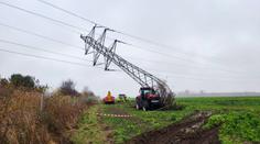 Traktor naboural sloup s vysokým napětím. Museli kvůli tomu zavřít dálnici