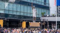 Zesnulá hvězda má sochu. Lakers poctili Bryanta, ceremoniál byl dojemný