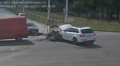 Řidič se ulicemi řítil s otevřenou kapotou, ujížděl od nehody