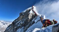 Na Mount Everestu je plno! V obrovských frontách umírají lidé