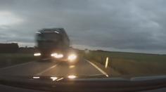 Neuvěřitelný hazard: Řidič předjížděl kamion, proti němu jelo auto! VIDEO