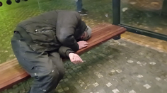 Drogy a útoky nožem. Situace na Andělu je alarmující, policie zasahuje téměř denně