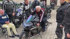 Nevšední zážitek pro seniory: Před domovem důchodců mohli túrovat motorky