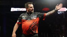 Clayton a Price přejeli své soupeře a jdou dál. Do akce jde Littler