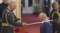 Z diskotéky do Buckinghamského paláce! Gibbs byl pasován rytířem
