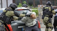 Takhle si policie chodí pro podezřelé z vraždy. Zveřejnila unikátní video