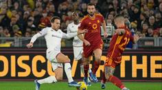 Divoký zápas v Itálii. Římský AS dohrával v devíti, s Fiorentinou bral remízu