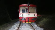 V nepřístupném terénu vykolejil vlak, hasiči k němu jeli na člunech