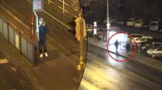 Mladíci přepadli dívku (23) před domem! Policisté prosí o pomoc
