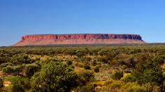 Davy turistů míří na posvátnou horu Uluru. Mají posledních pár dní