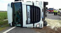 Kamion na boku blokoval dopravu v Olomouci. Tvořily se kolony