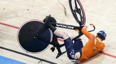 Hrůzná kolize při olympijském keirinu. Cyklistky se srazily ve vysoké rychlosti