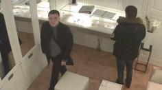 Zabavili prodavačku, vyrabovali vitrínu. Policie hledá zloděje šperků!