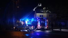 Plameny vyšlehly kolem komína, lidé museli z domu v Dejvicích utíkat
