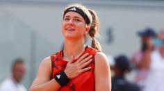 Žena mnoha talentů. Muchová se připravuje na Wimbledon s kytarou
