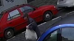Lupič s pistolí v ruce přepadl kadeřnictví. Žena se ubránila!
