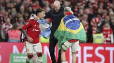 Ten Hag slavil triumf United tanečkem. Na tiskovce pak málem zapomněl pohár