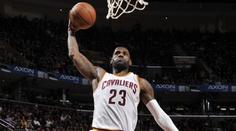 VIDEO: Smeče, nahrávky poslepu, doskoky. Úžasný LeBron zářil