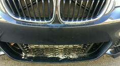 Stovky nových luxusních BMW zasypal písek. Škoda je obrovská