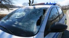 Řidičku minul o chlup. Do policejního auta u Klatov vlétl kus ledu. VIDEO