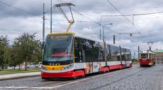 V Praze museli odklonit tramvaje. Vedro poškodilo trať