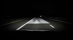 Řidiči si stěžují na oslepující světlomety. Jak předejít nebezpečnému oslnění?