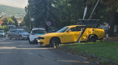 Šéf slovenských špionů havaroval. Jeho rychlý vůz zboural lampu