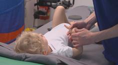 Nemocný Ondrášek potřebuje speciální rehabilitace. Pomáhá mu Patron dětí