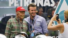 S Beckhamem prý pózuje "postarší fanoušek". Byl to Niki Lauda!