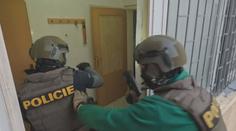 Muž se v Hradci vloupal do 11 domů. Policii překvapilo, jak důkladně po sobě uklízel