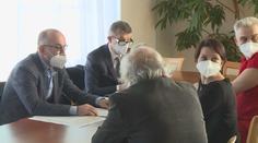Rakev i hřebíky před domem. Za výhrůžky politikům hrozí i vězení