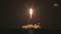 Vesmírná loď společnosti SpaceX letí se čtyřmi astronauty k ISS