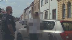 Ulicí v Hradci Králové se proháněl v autě 14letý kluk. Vezl ještě další dvě děti
