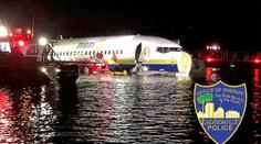 Boeing 737 sjel z dráhy a skončil v řece. Na palubě cestovalo 143 lidí